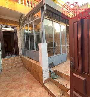 image de propriété - Rez de chaussée de villa, 2 façades ouvertes sur rue.